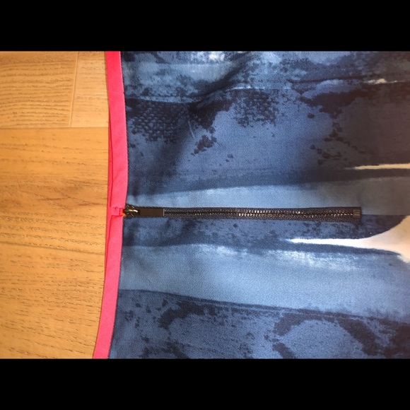 Tahari Women's Watercolor Mini Skirt - Size 6 - Picture 4 of 5